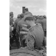 Fantasins de la 137. infanterie division se restaurent devant une cuisine roulante.