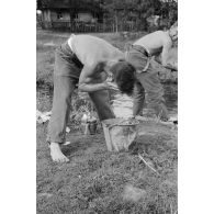 Toilette du matin au sein de la 137. infanterie division.