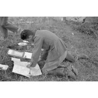 Deux fantassins étudient une carte.