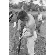 Un fantassin de la 137. infanterie division nettoie un fusil Mauser 98k.