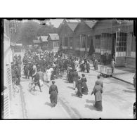Cartoucherie de Vincennes. Sortie des ouvrières et des ouvriers de la cartoucherie. [légende d'origine]