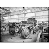 Paris. Usines Panhard et Levassor. 19 avenue d'Ivry (février 1917). Montage d'un tracteur d'artillerie lourde. [légende d'origine]