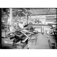 Paris. Usines Panhard et Levassor. 19 avenue d'Ivry (février 1917). Usinage des remplisseurs du frein. [légende d'origine]