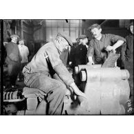 Paris. Usine Panhard et Levassor. Avenue d'Ivry. Cassage des barres d'obus de 75 à la presse hydraulique. [légende d'origine]