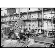 Paris. Usine Panhard et Levassor. Tournage d'un vilebrequin pour presse à obus. [légende d'origine]