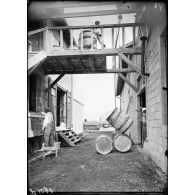 Sorgues-sur-l'Ouvèze (Vaucluse). Fabrique d'aquinite pour les gaz asphyxiants. Tonneaux de chlorure de chaux montés aux malaxeurs. Juin 1917. [légende d'origine]