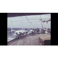 Fonds cinématographique de Pierre Marrel. Film « Traversée maritime sur le Président de Cazalet 3 août 1961, et Martine plantant un géranium. Dominique plaçant un disque ».