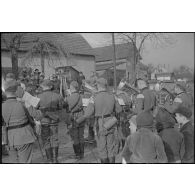 Des musiciens sont venus divertir la population locale et les militaires en poste.