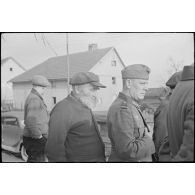 Un membre de la Pk.689 parmi des villageois.