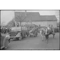 Un véhicule Horch Kfz.15 immatriculée WH 227 657 (à confirmer) de la 689e compagnie de propagande (Pk.689), l'équipe s'installe pour un tournage.