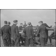 Des artilleurs de la FlaK (Luftwaffe) autour d'un télémètre de la Kommandogerät 36.