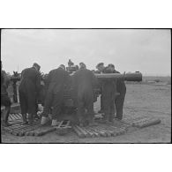 Des artilleurs de la FlaK (Luftwaffe) autour d'un télémètre de la Kommandogerät 36.