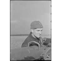 Des artilleurs de la FlaK (Luftwaffe) autour d'un télémètre de la Kommandogerät 36.