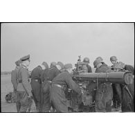 Des artilleurs de la FlaK (Luftwaffe) autour d'un télémètre de la Kommandogerät 36.