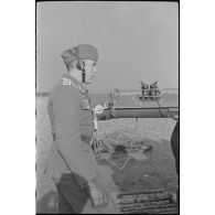 Des artilleurs de la FlaK (Luftwaffe) autour d'un télémètre de la Kommandogerät 36.