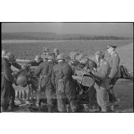 Des artilleurs de la FlaK (Luftwaffe) autour d'un télémètre de la Kommandogerät 36.