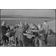 Des artilleurs de la FlaK (Luftwaffe) autour d'un télémètre de la Kommandogerät 36.