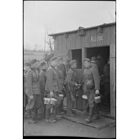 Distribution d'un repas à la cuisine du cantonnement.
