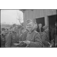 Distribution d'un repas à la cuisine du cantonnement.