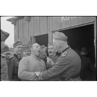 Distribution d'un repas à la cuisine du cantonnement.