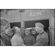 Distribution d'un repas à la cuisine du cantonnement.