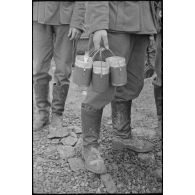 Distribution d'un repas à la cuisine du cantonnement.