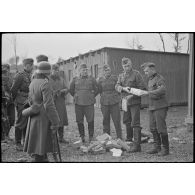 Distribution du courrier à des fantassins allemands déployés sur la ligne Siegfried.
