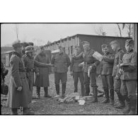 Distribution du courrier à des fantassins allemands déployés sur la ligne Siegfried.