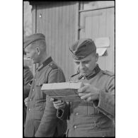 Distribution du courrier à des fantassins allemands déployés sur la ligne Siegfried.