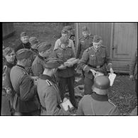 Distribution du courrier à des fantassins allemands déployés sur la ligne Siegfried.