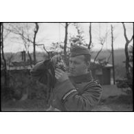 Un photographe de la Propagandakompanie 689 (Pk.689) et son appareil Leica.