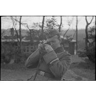 Un photographe de la Propagandakompanie 689 (Pk.689) et son appareil Leica.