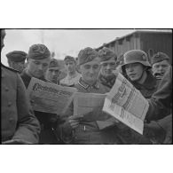 Distribution du courrier à des fantassins allemands déployés sur la ligne Siegfried.
