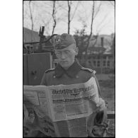 Distribution du courrier à des fantassins allemands déployés sur la ligne Siegfried.
