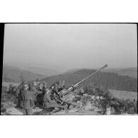 Les servants d'une pièce de DCA de 3,7-cm Flak 18.