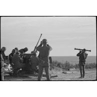 Les servants d'une pièce de DCA de 3,7-cm Flak 18.
