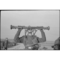 Les servants d'une pièce de DCA de 3,7-cm Flak 18.