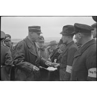 Le ministre Fritz Todt remet des décorations à des ouvriers de l'Organisation Todt.