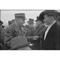 Le ministre Fritz Todt remet des décorations à des ouvriers de l'Organisation Todt.