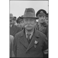 Un ouvrier de l'Organisation Todt récipiendaire de la décoration baptisée "Deutsches Schutzwall Ehrenzeichen".