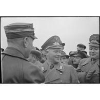 Le ministre Fritz Todt remet des décorations à des cadres de l'Organisation Todt.