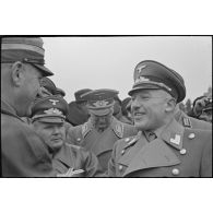 Le ministre Fritz Todt remet des décorations à des cadres de l'Organisation Todt.