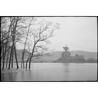 A Koblenz (Coblence), le Deutsches Eck avec la statue de l'empereur Guillaume 1er lors de la crue du Rhin.