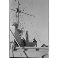 Un dragueur de mines de la 12.Räumbootsflottille, un insigne est visible sur la proue du bâtiment.