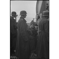 Au sein d'une batterie de 8,8 cm FLaK, des artilleurs de l'armée de l'air allemande derrière un radar Wurzburg.