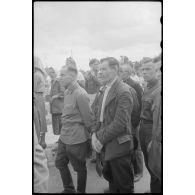 Une cérémonie marque le départ de "volontaires" soviétiques dans l'armée allemande.