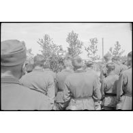 Une cérémonie marque le départ de "volontaires" soviétiques dans l'armée allemande.