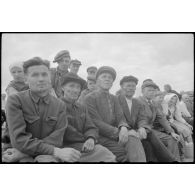 Une cérémonie marque le départ de "volontaires" soviétiques dans l'armée allemande.