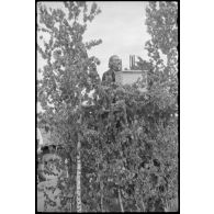 Un pope prononce un discours à une tribune, peu avant le défilé des volontaires sous l'uniforme allemand.