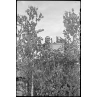 Un pope prononce un discours à une tribune, peu avant le défilé des volontaires sous l'uniforme allemand.